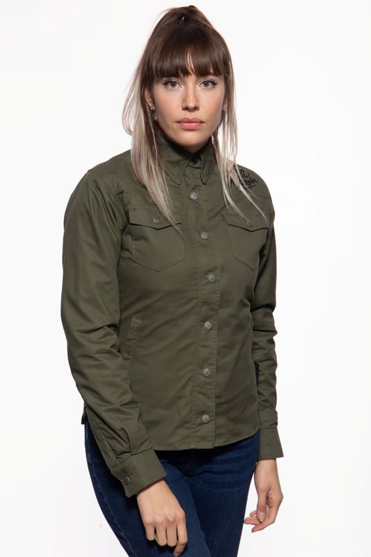 Ob getragen als Jacke oder als Hemd, mit dem Queen Kerosin Funktionshemd sorgst Du für den richtigen Auftritt! Das authentische Hemd im Workwear Style kann mit dem separaten Softshell-Innenfutter ganz leicht auch zur Jacke aufgerüstet werden. Das Obermaterial besteht aus reiner Baumwolle, was zusammen mit dem bequemen Regular Fit für großartigen Komfort sorgt. Eine hochwertige Stickerei im Rücken und auf der Schulter vorne. Das Hemd verfügt über einen klassischen Kragen, Brusttaschen, praktische Reißverschlusstaschen und Manschetten mit Ärmelschlitzen, die mit einem Reißverschluss geschlossen werden können. Auch die vordere Mitte verfügt über einem Reißverschluss, der durch die Knopfblende mit Druckknöpfen verdeckt wird. Funktionalität steht hier großgeschrieben, denn das langarm Funktionshemd von Queen Kerosin verfügt über ein separates Innenfutter mit Innentaschen aus wasser- und windabweisendem Softshell, das ja nach Bedarf komplett per Reißverschluss herausgetrennt und wieder eingesetzt werden kann. So eignet sich die Funktionsjacke auch perfekt für draußen. Das Innenfutter kann innerhalb der »Adventure Gear« auch ausgetauscht werden und mit dem passenden Motorrad Futter der »Motor Gear« kann die Jacke sogar zum Biken verwendet werden. Unser Model ist 1,70 m groß und trägt Größe S.  QUEEN KEROSIN:  Queen Kerosin steht für den amerikanischen Zeitgeist der 50er Jahre mit Rock'n'Roll Rockabilly, Motorrädern, Bikes, Hot Rod und allem was dazu gehört! Unsere Design mit Vintage Charme bringen Dich zurück in die gute ZeitDESIGN: Egal ob als Jacke oder als Hemd getragen, das Funktionshemd von Queen Kerosin kann mit seinen hochwertigen Stickereien, den Brusttaschen und legeren Reißverschlusstaschen überzeugenPASSFORM: Tolle Bequemlichkeit durch angenehmen Regular FitMATERIAL:  Das robuste Material des Oberstoffes besteht aus reiner Baumwolle. Das separate Innenfutter ist aus einem wind- und wasserabweisendem Softshell gefertigtKOMBINATIONSMÖGLICHKEITEN: Egal ob als Jacke mit Softshell Futter oder als einfaches Hemd, das Funktionshemd hinterlässt auf jeden Fall Eindruck!LIEFERUMFANG: Eine Lieferung enthält ein Damen Queen Kerosin Funktionshemd in XS S M L XL XXL 3XL oder 4XL