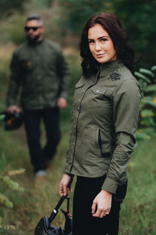 Ob getragen als Jacke oder als Hemd, mit dem Queen Kerosin Funktionshemd sorgst Du für den richtigen Auftritt! Das authentische Hemd im Workwear Style kann mit dem separaten Softshell-Innenfutter ganz leicht auch zur Jacke aufgerüstet werden. Das Obermaterial besteht aus reiner Baumwolle, was zusammen mit dem bequemen Regular Fit für großartigen Komfort sorgt. Eine hochwertige Stickerei im Rücken und auf der Schulter vorne. Das Hemd verfügt über einen klassischen Kragen, Brusttaschen, praktische Reißverschlusstaschen und Manschetten mit Ärmelschlitzen, die mit einem Reißverschluss geschlossen werden können. Auch die vordere Mitte verfügt über einem Reißverschluss, der durch die Knopfblende mit Druckknöpfen verdeckt wird. Funktionalität steht hier großgeschrieben, denn das langarm Funktionshemd von Queen Kerosin verfügt über ein separates Innenfutter mit Innentaschen aus wasser- und windabweisendem Softshell, das ja nach Bedarf komplett per Reißverschluss herausgetrennt und wieder eingesetzt werden kann. So eignet sich die Funktionsjacke auch perfekt für draußen. Das Innenfutter kann innerhalb der »Adventure Gear« auch ausgetauscht werden und mit dem passenden Motorrad Futter der »Motor Gear« kann die Jacke sogar zum Biken verwendet werden. Unser Model ist 1,70 m groß und trägt Größe S.  QUEEN KEROSIN:  Queen Kerosin steht für den amerikanischen Zeitgeist der 50er Jahre mit Rock'n'Roll Rockabilly, Motorrädern, Bikes, Hot Rod und allem was dazu gehört! Unsere Design mit Vintage Charme bringen Dich zurück in die gute ZeitDESIGN: Egal ob als Jacke oder als Hemd getragen, das Funktionshemd von Queen Kerosin kann mit seinen hochwertigen Stickereien, den Brusttaschen und legeren Reißverschlusstaschen überzeugenPASSFORM: Tolle Bequemlichkeit durch angenehmen Regular FitMATERIAL:  Das robuste Material des Oberstoffes besteht aus reiner Baumwolle. Das separate Innenfutter ist aus einem wind- und wasserabweisendem Softshell gefertigtKOMBINATIONSMÖGLICHKEITEN: Egal ob als Jacke mit Softshell Futter oder als einfaches Hemd, das Funktionshemd hinterlässt auf jeden Fall Eindruck!LIEFERUMFANG: Eine Lieferung enthält ein Damen Queen Kerosin Funktionshemd in XS S M L XL XXL 3XL oder 4XL