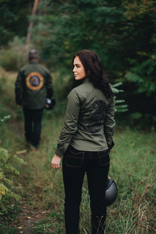 Ob getragen als Jacke oder als Hemd, mit dem Queen Kerosin Funktionshemd sorgst Du für den richtigen Auftritt! Das authentische Hemd im Workwear Style kann mit dem separaten Softshell-Innenfutter ganz leicht auch zur Jacke aufgerüstet werden. Das Obermaterial besteht aus reiner Baumwolle, was zusammen mit dem bequemen Regular Fit für großartigen Komfort sorgt. Eine hochwertige Stickerei im Rücken und auf der Schulter vorne. Das Hemd verfügt über einen klassischen Kragen, Brusttaschen, praktische Reißverschlusstaschen und Manschetten mit Ärmelschlitzen, die mit einem Reißverschluss geschlossen werden können. Auch die vordere Mitte verfügt über einem Reißverschluss, der durch die Knopfblende mit Druckknöpfen verdeckt wird. Funktionalität steht hier großgeschrieben, denn das langarm Funktionshemd von Queen Kerosin verfügt über ein separates Innenfutter mit Innentaschen aus wasser- und windabweisendem Softshell, das ja nach Bedarf komplett per Reißverschluss herausgetrennt und wieder eingesetzt werden kann. So eignet sich die Funktionsjacke auch perfekt für draußen. Das Innenfutter kann innerhalb der »Adventure Gear« auch ausgetauscht werden und mit dem passenden Motorrad Futter der »Motor Gear« kann die Jacke sogar zum Biken verwendet werden. Unser Model ist 1,70 m groß und trägt Größe S.  QUEEN KEROSIN:  Queen Kerosin steht für den amerikanischen Zeitgeist der 50er Jahre mit Rock'n'Roll Rockabilly, Motorrädern, Bikes, Hot Rod und allem was dazu gehört! Unsere Design mit Vintage Charme bringen Dich zurück in die gute ZeitDESIGN: Egal ob als Jacke oder als Hemd getragen, das Funktionshemd von Queen Kerosin kann mit seinen hochwertigen Stickereien, den Brusttaschen und legeren Reißverschlusstaschen überzeugenPASSFORM: Tolle Bequemlichkeit durch angenehmen Regular FitMATERIAL:  Das robuste Material des Oberstoffes besteht aus reiner Baumwolle. Das separate Innenfutter ist aus einem wind- und wasserabweisendem Softshell gefertigtKOMBINATIONSMÖGLICHKEITEN: Egal ob als Jacke mit Softshell Futter oder als einfaches Hemd, das Funktionshemd hinterlässt auf jeden Fall Eindruck!LIEFERUMFANG: Eine Lieferung enthält ein Damen Queen Kerosin Funktionshemd in XS S M L XL XXL 3XL oder 4XL