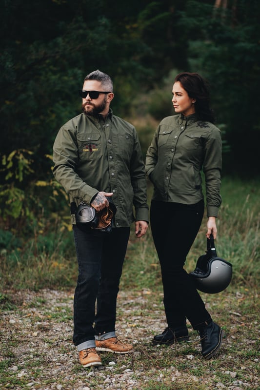 Ob getragen als Jacke oder als Hemd, mit dem Queen Kerosin Funktionshemd sorgst Du für den richtigen Auftritt! Das authentische Hemd im Workwear Style kann mit dem separaten Softshell-Innenfutter ganz leicht auch zur Jacke aufgerüstet werden. Das Obermaterial besteht aus reiner Baumwolle, was zusammen mit dem bequemen Regular Fit für großartigen Komfort sorgt. Eine hochwertige Stickerei im Rücken und auf der Schulter vorne. Das Hemd verfügt über einen klassischen Kragen, Brusttaschen, praktische Reißverschlusstaschen und Manschetten mit Ärmelschlitzen, die mit einem Reißverschluss geschlossen werden können. Auch die vordere Mitte verfügt über einem Reißverschluss, der durch die Knopfblende mit Druckknöpfen verdeckt wird. Funktionalität steht hier großgeschrieben, denn das langarm Funktionshemd von Queen Kerosin verfügt über ein separates Innenfutter mit Innentaschen aus wasser- und windabweisendem Softshell, das ja nach Bedarf komplett per Reißverschluss herausgetrennt und wieder eingesetzt werden kann. So eignet sich die Funktionsjacke auch perfekt für draußen. Das Innenfutter kann innerhalb der »Adventure Gear« auch ausgetauscht werden und mit dem passenden Motorrad Futter der »Motor Gear« kann die Jacke sogar zum Biken verwendet werden. Unser Model ist 1,70 m groß und trägt Größe S.  QUEEN KEROSIN:  Queen Kerosin steht für den amerikanischen Zeitgeist der 50er Jahre mit Rock'n'Roll Rockabilly, Motorrädern, Bikes, Hot Rod und allem was dazu gehört! Unsere Design mit Vintage Charme bringen Dich zurück in die gute ZeitDESIGN: Egal ob als Jacke oder als Hemd getragen, das Funktionshemd von Queen Kerosin kann mit seinen hochwertigen Stickereien, den Brusttaschen und legeren Reißverschlusstaschen überzeugenPASSFORM: Tolle Bequemlichkeit durch angenehmen Regular FitMATERIAL:  Das robuste Material des Oberstoffes besteht aus reiner Baumwolle. Das separate Innenfutter ist aus einem wind- und wasserabweisendem Softshell gefertigtKOMBINATIONSMÖGLICHKEITEN: Egal ob als Jacke mit Softshell Futter oder als einfaches Hemd, das Funktionshemd hinterlässt auf jeden Fall Eindruck!LIEFERUMFANG: Eine Lieferung enthält ein Damen Queen Kerosin Funktionshemd in XS S M L XL XXL 3XL oder 4XL