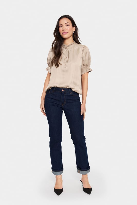 Regular fit,Korte mouwen  Wassen op 30°, niet bleken, niet in de droger drogen, Druipnat ophangen in de schaduw, koud strijken max. 110° C, Niet droog reinigen  100% Polyester