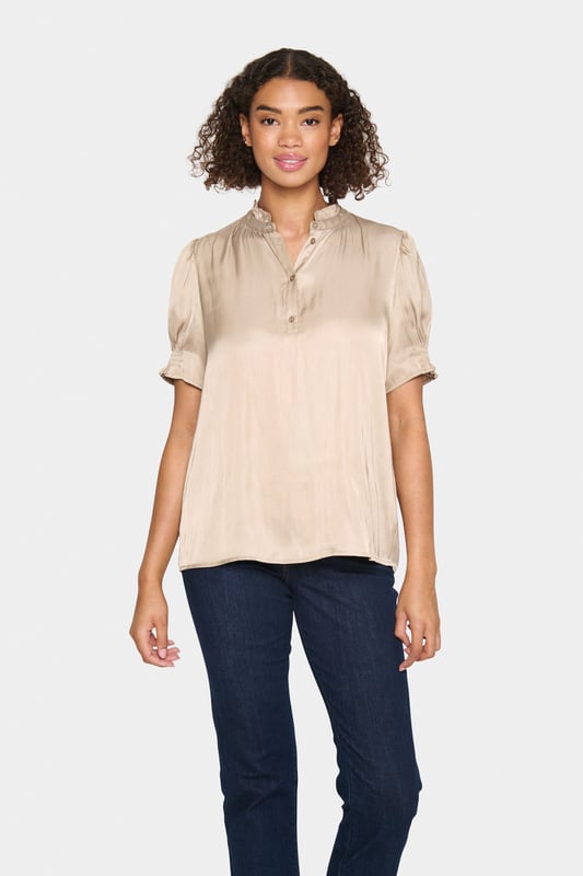 Regular fit,Korte mouwen  Wassen op 30°, niet bleken, niet in de droger drogen, Druipnat ophangen in de schaduw, koud strijken max. 110° C, Niet droog reinigen  100% Polyester