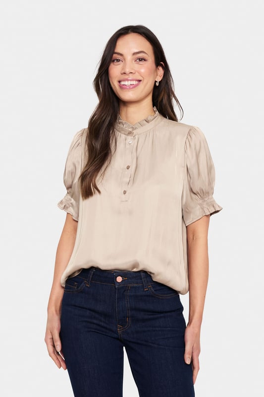Regular fit,Korte mouwen  Wassen op 30°, niet bleken, niet in de droger drogen, Druipnat ophangen in de schaduw, koud strijken max. 110° C, Niet droog reinigen  100% Polyester