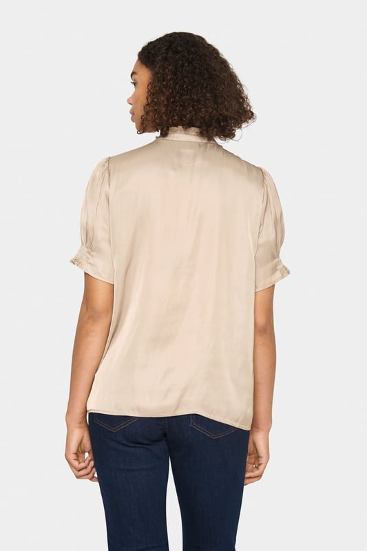 Regular fit,Korte mouwen  Wassen op 30°, niet bleken, niet in de droger drogen, Druipnat ophangen in de schaduw, koud strijken max. 110° C, Niet droog reinigen  100% Polyester