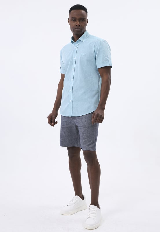 Das Felix Hardy Herren Basic-Hemd – ein zeitloses Essential für jede Garderobe. Gefertigt aus hochwertigem, atmungsaktivem Stoff bietet dieses Hemd ultimativen Komfort und einen gepflegten Look. Dank seines schlichten, minimalistischen Designs mit klassischem Kragen und durchgehender Knopfleiste ist es sowohl für legere als auch formelle Anlässe vielseitig einsetzbar. Die taillierte Passform sorgt für eine elegante Silhouette, während das leichte Material ganztägigen Tragekomfort gewährleistet. Ob lässig mit Jeans oder elegant mit Stoffhosen kombiniert – dieses Basic-Hemd ist die perfekte Grundlage für mühelosen Stil.