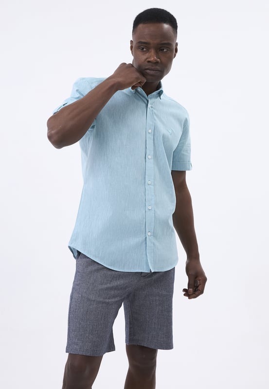 Das Felix Hardy Herren Basic-Hemd – ein zeitloses Essential für jede Garderobe. Gefertigt aus hochwertigem, atmungsaktivem Stoff bietet dieses Hemd ultimativen Komfort und einen gepflegten Look. Dank seines schlichten, minimalistischen Designs mit klassischem Kragen und durchgehender Knopfleiste ist es sowohl für legere als auch formelle Anlässe vielseitig einsetzbar. Die taillierte Passform sorgt für eine elegante Silhouette, während das leichte Material ganztägigen Tragekomfort gewährleistet. Ob lässig mit Jeans oder elegant mit Stoffhosen kombiniert – dieses Basic-Hemd ist die perfekte Grundlage für mühelosen Stil.