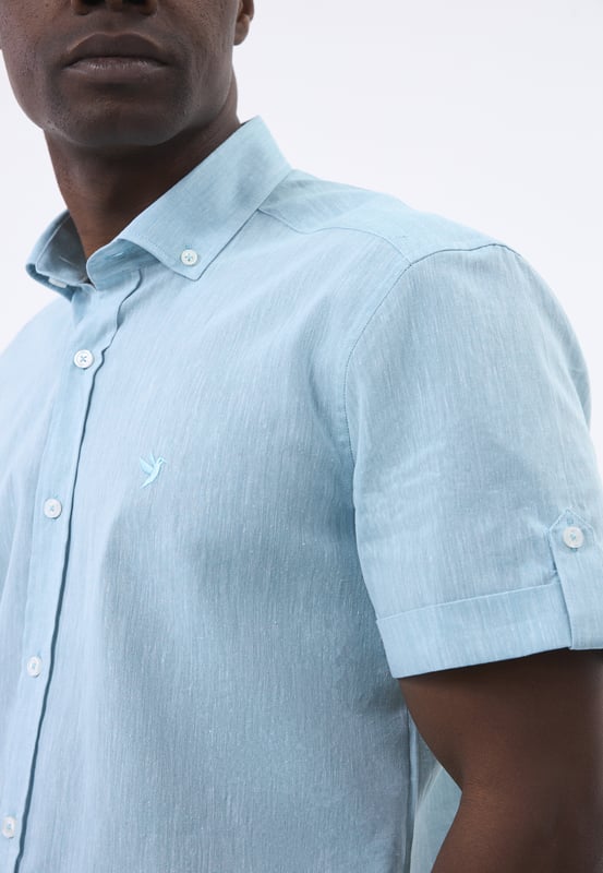 Das Felix Hardy Herren Basic-Hemd – ein zeitloses Essential für jede Garderobe. Gefertigt aus hochwertigem, atmungsaktivem Stoff bietet dieses Hemd ultimativen Komfort und einen gepflegten Look. Dank seines schlichten, minimalistischen Designs mit klassischem Kragen und durchgehender Knopfleiste ist es sowohl für legere als auch formelle Anlässe vielseitig einsetzbar. Die taillierte Passform sorgt für eine elegante Silhouette, während das leichte Material ganztägigen Tragekomfort gewährleistet. Ob lässig mit Jeans oder elegant mit Stoffhosen kombiniert – dieses Basic-Hemd ist die perfekte Grundlage für mühelosen Stil.