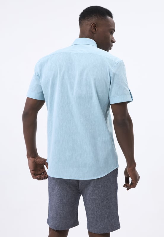 Das Felix Hardy Herren Basic-Hemd – ein zeitloses Essential für jede Garderobe. Gefertigt aus hochwertigem, atmungsaktivem Stoff bietet dieses Hemd ultimativen Komfort und einen gepflegten Look. Dank seines schlichten, minimalistischen Designs mit klassischem Kragen und durchgehender Knopfleiste ist es sowohl für legere als auch formelle Anlässe vielseitig einsetzbar. Die taillierte Passform sorgt für eine elegante Silhouette, während das leichte Material ganztägigen Tragekomfort gewährleistet. Ob lässig mit Jeans oder elegant mit Stoffhosen kombiniert – dieses Basic-Hemd ist die perfekte Grundlage für mühelosen Stil.
