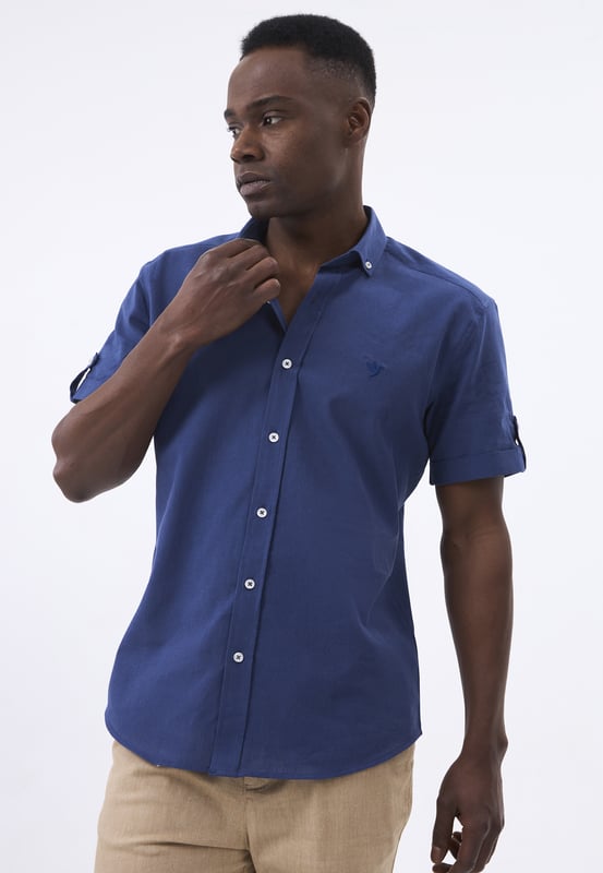Das Felix Hardy Herren Basic-Hemd – ein zeitloses Essential für jede Garderobe. Gefertigt aus hochwertigem, atmungsaktivem Stoff bietet dieses Hemd ultimativen Komfort und einen gepflegten Look. Dank seines schlichten, minimalistischen Designs mit klassischem Kragen und durchgehender Knopfleiste ist es sowohl für legere als auch formelle Anlässe vielseitig einsetzbar. Die taillierte Passform sorgt für eine elegante Silhouette, während das leichte Material ganztägigen Tragekomfort gewährleistet. Ob lässig mit Jeans oder elegant mit Stoffhosen kombiniert – dieses Basic-Hemd ist die perfekte Grundlage für mühelosen Stil.