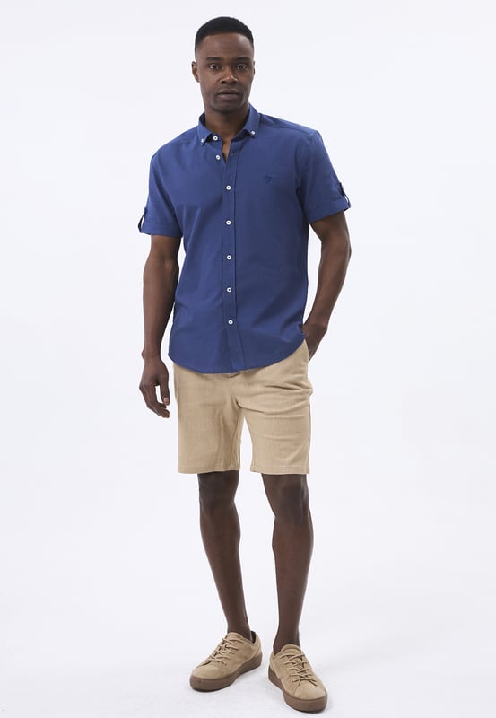 Das Felix Hardy Herren Basic-Hemd – ein zeitloses Essential für jede Garderobe. Gefertigt aus hochwertigem, atmungsaktivem Stoff bietet dieses Hemd ultimativen Komfort und einen gepflegten Look. Dank seines schlichten, minimalistischen Designs mit klassischem Kragen und durchgehender Knopfleiste ist es sowohl für legere als auch formelle Anlässe vielseitig einsetzbar. Die taillierte Passform sorgt für eine elegante Silhouette, während das leichte Material ganztägigen Tragekomfort gewährleistet. Ob lässig mit Jeans oder elegant mit Stoffhosen kombiniert – dieses Basic-Hemd ist die perfekte Grundlage für mühelosen Stil.
