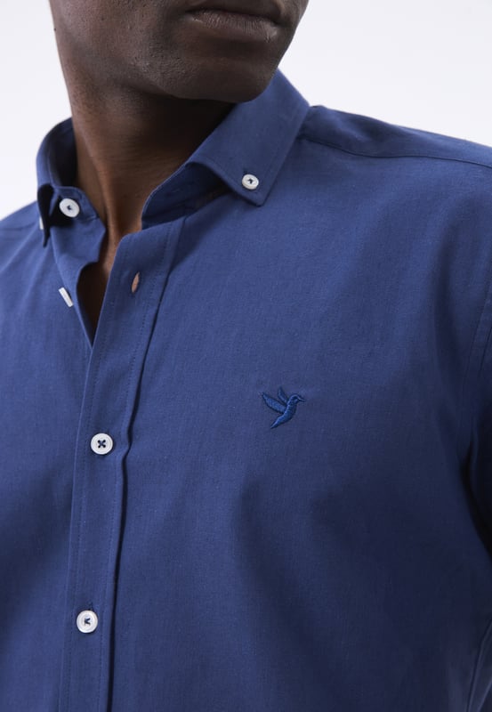 Das Felix Hardy Herren Basic-Hemd – ein zeitloses Essential für jede Garderobe. Gefertigt aus hochwertigem, atmungsaktivem Stoff bietet dieses Hemd ultimativen Komfort und einen gepflegten Look. Dank seines schlichten, minimalistischen Designs mit klassischem Kragen und durchgehender Knopfleiste ist es sowohl für legere als auch formelle Anlässe vielseitig einsetzbar. Die taillierte Passform sorgt für eine elegante Silhouette, während das leichte Material ganztägigen Tragekomfort gewährleistet. Ob lässig mit Jeans oder elegant mit Stoffhosen kombiniert – dieses Basic-Hemd ist die perfekte Grundlage für mühelosen Stil.
