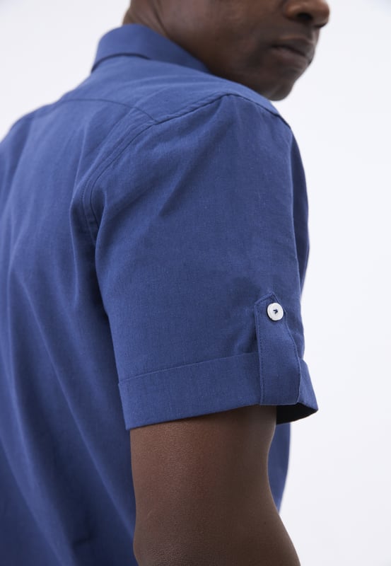 Das Felix Hardy Herren Basic-Hemd – ein zeitloses Essential für jede Garderobe. Gefertigt aus hochwertigem, atmungsaktivem Stoff bietet dieses Hemd ultimativen Komfort und einen gepflegten Look. Dank seines schlichten, minimalistischen Designs mit klassischem Kragen und durchgehender Knopfleiste ist es sowohl für legere als auch formelle Anlässe vielseitig einsetzbar. Die taillierte Passform sorgt für eine elegante Silhouette, während das leichte Material ganztägigen Tragekomfort gewährleistet. Ob lässig mit Jeans oder elegant mit Stoffhosen kombiniert – dieses Basic-Hemd ist die perfekte Grundlage für mühelosen Stil.
