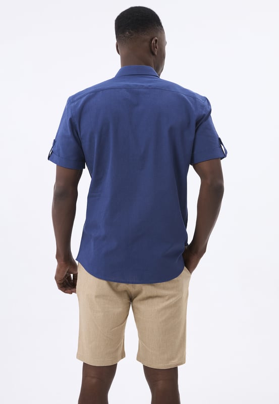 Das Felix Hardy Herren Basic-Hemd – ein zeitloses Essential für jede Garderobe. Gefertigt aus hochwertigem, atmungsaktivem Stoff bietet dieses Hemd ultimativen Komfort und einen gepflegten Look. Dank seines schlichten, minimalistischen Designs mit klassischem Kragen und durchgehender Knopfleiste ist es sowohl für legere als auch formelle Anlässe vielseitig einsetzbar. Die taillierte Passform sorgt für eine elegante Silhouette, während das leichte Material ganztägigen Tragekomfort gewährleistet. Ob lässig mit Jeans oder elegant mit Stoffhosen kombiniert – dieses Basic-Hemd ist die perfekte Grundlage für mühelosen Stil.