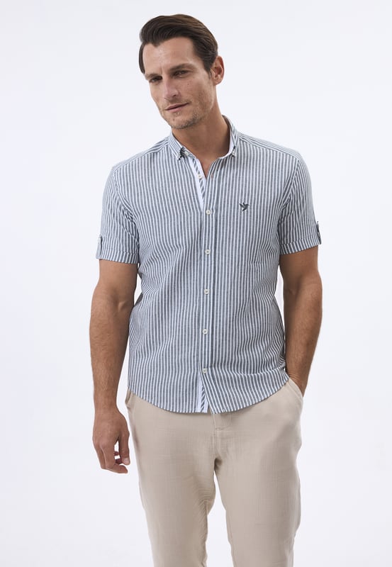 Das Felix Hardy Herrenhemd mit kurzen Ärmeln und Streifen vereint lässigen Stil mit moderner Eleganz. Aus leichtem, atmungsaktivem Stoff gefertigt, sorgt dieses Hemd für Komfort und behält den ganzen Tag über einen gepflegten Look. Das klassische Streifenmuster verleiht einen zeitlosen und stilvollen Akzent, ideal für verschiedene Anlässe, von lockeren Treffen bis hin zu semi-formellen Events. Mit einer Knopfleiste vorne und einem akkuraten Kragen bietet das Hemd eine taillierte Passform, die die Silhouette betont. Die kurzen Ärmel ermöglichen Bewegungsfreiheit und machen es zu einem vielseitigen Kleidungsstück, das sich hervorragend mit Chinos oder Shorts für ein gepflegtes, aber entspanntes Outfit kombinieren lässt.