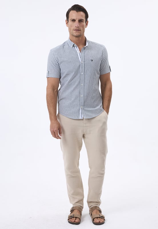 Das Felix Hardy Herrenhemd mit kurzen Ärmeln und Streifen vereint lässigen Stil mit moderner Eleganz. Aus leichtem, atmungsaktivem Stoff gefertigt, sorgt dieses Hemd für Komfort und behält den ganzen Tag über einen gepflegten Look. Das klassische Streifenmuster verleiht einen zeitlosen und stilvollen Akzent, ideal für verschiedene Anlässe, von lockeren Treffen bis hin zu semi-formellen Events. Mit einer Knopfleiste vorne und einem akkuraten Kragen bietet das Hemd eine taillierte Passform, die die Silhouette betont. Die kurzen Ärmel ermöglichen Bewegungsfreiheit und machen es zu einem vielseitigen Kleidungsstück, das sich hervorragend mit Chinos oder Shorts für ein gepflegtes, aber entspanntes Outfit kombinieren lässt.