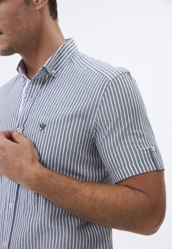 Das Felix Hardy Herrenhemd mit kurzen Ärmeln und Streifen vereint lässigen Stil mit moderner Eleganz. Aus leichtem, atmungsaktivem Stoff gefertigt, sorgt dieses Hemd für Komfort und behält den ganzen Tag über einen gepflegten Look. Das klassische Streifenmuster verleiht einen zeitlosen und stilvollen Akzent, ideal für verschiedene Anlässe, von lockeren Treffen bis hin zu semi-formellen Events. Mit einer Knopfleiste vorne und einem akkuraten Kragen bietet das Hemd eine taillierte Passform, die die Silhouette betont. Die kurzen Ärmel ermöglichen Bewegungsfreiheit und machen es zu einem vielseitigen Kleidungsstück, das sich hervorragend mit Chinos oder Shorts für ein gepflegtes, aber entspanntes Outfit kombinieren lässt.