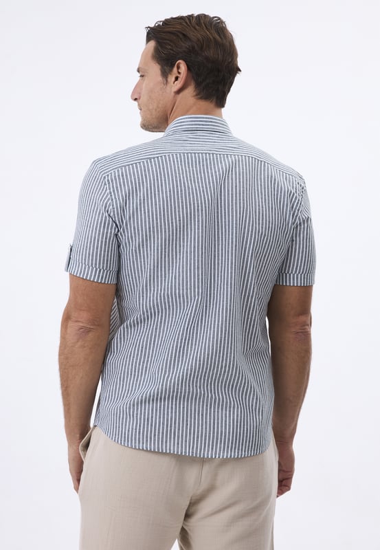 Das Felix Hardy Herrenhemd mit kurzen Ärmeln und Streifen vereint lässigen Stil mit moderner Eleganz. Aus leichtem, atmungsaktivem Stoff gefertigt, sorgt dieses Hemd für Komfort und behält den ganzen Tag über einen gepflegten Look. Das klassische Streifenmuster verleiht einen zeitlosen und stilvollen Akzent, ideal für verschiedene Anlässe, von lockeren Treffen bis hin zu semi-formellen Events. Mit einer Knopfleiste vorne und einem akkuraten Kragen bietet das Hemd eine taillierte Passform, die die Silhouette betont. Die kurzen Ärmel ermöglichen Bewegungsfreiheit und machen es zu einem vielseitigen Kleidungsstück, das sich hervorragend mit Chinos oder Shorts für ein gepflegtes, aber entspanntes Outfit kombinieren lässt.