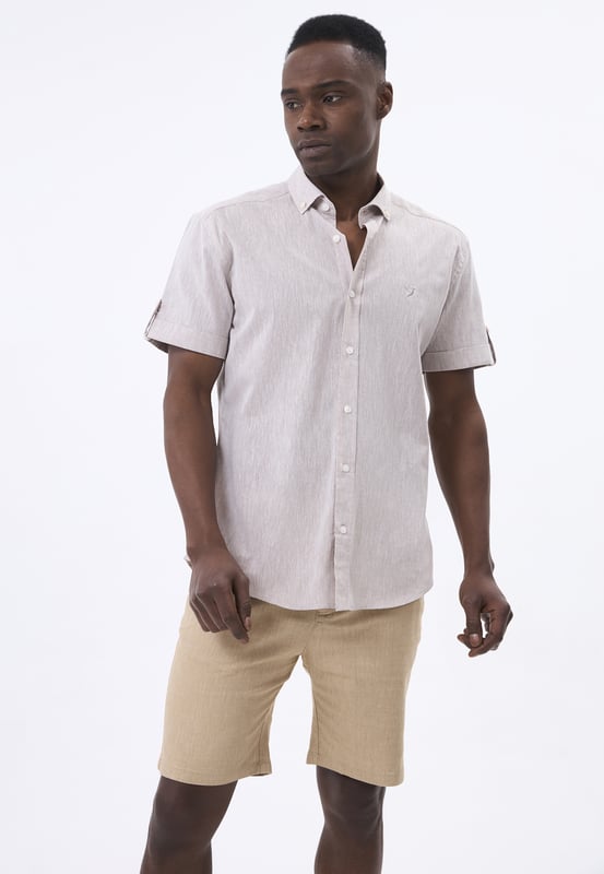 Das Felix Hardy Herren Basic-Hemd – ein zeitloses Essential für jede Garderobe. Gefertigt aus hochwertigem, atmungsaktivem Stoff bietet dieses Hemd ultimativen Komfort und einen gepflegten Look. Dank seines schlichten, minimalistischen Designs mit klassischem Kragen und durchgehender Knopfleiste ist es sowohl für legere als auch formelle Anlässe vielseitig einsetzbar. Die taillierte Passform sorgt für eine elegante Silhouette, während das leichte Material ganztägigen Tragekomfort gewährleistet. Ob lässig mit Jeans oder elegant mit Stoffhosen kombiniert – dieses Basic-Hemd ist die perfekte Grundlage für mühelosen Stil.