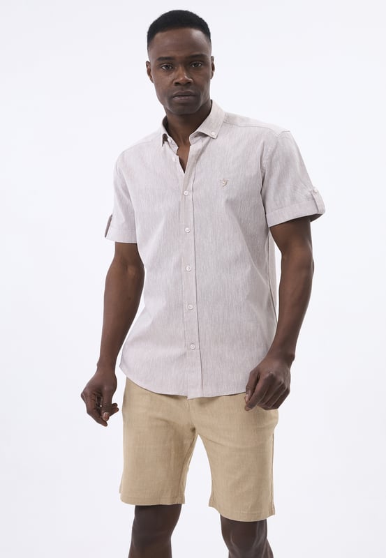 Das Felix Hardy Herren Basic-Hemd – ein zeitloses Essential für jede Garderobe. Gefertigt aus hochwertigem, atmungsaktivem Stoff bietet dieses Hemd ultimativen Komfort und einen gepflegten Look. Dank seines schlichten, minimalistischen Designs mit klassischem Kragen und durchgehender Knopfleiste ist es sowohl für legere als auch formelle Anlässe vielseitig einsetzbar. Die taillierte Passform sorgt für eine elegante Silhouette, während das leichte Material ganztägigen Tragekomfort gewährleistet. Ob lässig mit Jeans oder elegant mit Stoffhosen kombiniert – dieses Basic-Hemd ist die perfekte Grundlage für mühelosen Stil.