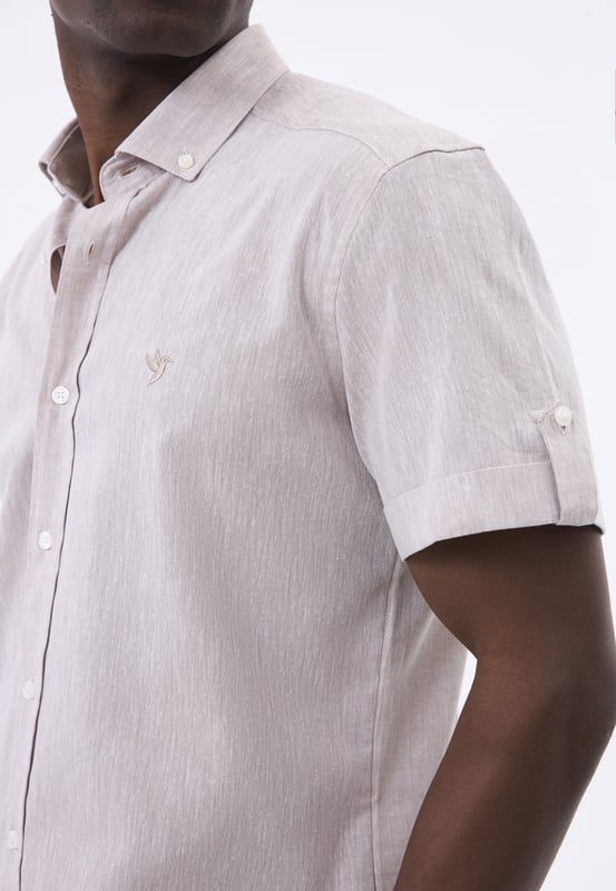 Das Felix Hardy Herren Basic-Hemd – ein zeitloses Essential für jede Garderobe. Gefertigt aus hochwertigem, atmungsaktivem Stoff bietet dieses Hemd ultimativen Komfort und einen gepflegten Look. Dank seines schlichten, minimalistischen Designs mit klassischem Kragen und durchgehender Knopfleiste ist es sowohl für legere als auch formelle Anlässe vielseitig einsetzbar. Die taillierte Passform sorgt für eine elegante Silhouette, während das leichte Material ganztägigen Tragekomfort gewährleistet. Ob lässig mit Jeans oder elegant mit Stoffhosen kombiniert – dieses Basic-Hemd ist die perfekte Grundlage für mühelosen Stil.