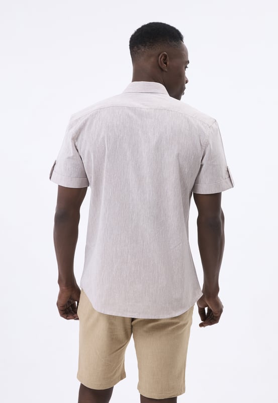 Das Felix Hardy Herren Basic-Hemd – ein zeitloses Essential für jede Garderobe. Gefertigt aus hochwertigem, atmungsaktivem Stoff bietet dieses Hemd ultimativen Komfort und einen gepflegten Look. Dank seines schlichten, minimalistischen Designs mit klassischem Kragen und durchgehender Knopfleiste ist es sowohl für legere als auch formelle Anlässe vielseitig einsetzbar. Die taillierte Passform sorgt für eine elegante Silhouette, während das leichte Material ganztägigen Tragekomfort gewährleistet. Ob lässig mit Jeans oder elegant mit Stoffhosen kombiniert – dieses Basic-Hemd ist die perfekte Grundlage für mühelosen Stil.