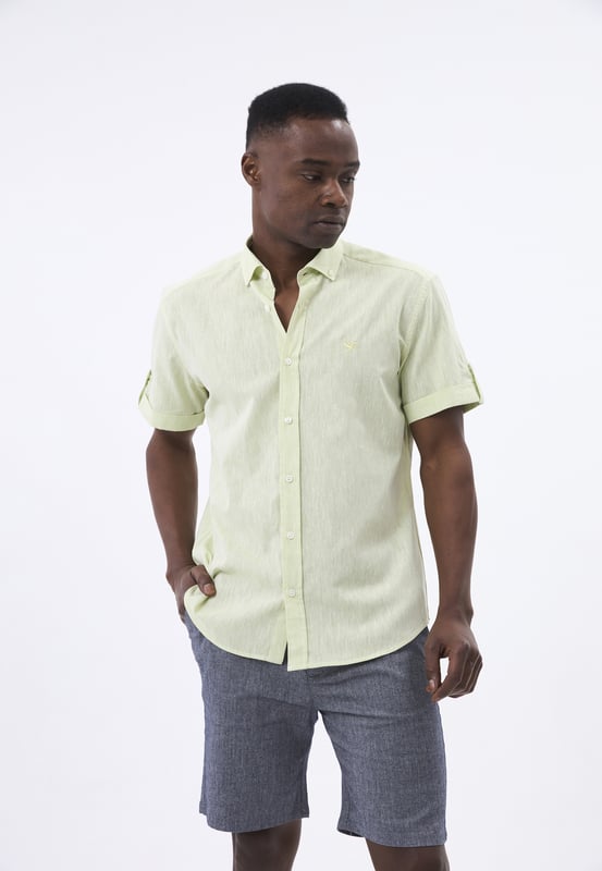 Das Felix Hardy Herren Basic-Hemd – ein zeitloses Essential für jede Garderobe. Gefertigt aus hochwertigem, atmungsaktivem Stoff bietet dieses Hemd ultimativen Komfort und einen gepflegten Look. Dank seines schlichten, minimalistischen Designs mit klassischem Kragen und durchgehender Knopfleiste ist es sowohl für legere als auch formelle Anlässe vielseitig einsetzbar. Die taillierte Passform sorgt für eine elegante Silhouette, während das leichte Material ganztägigen Tragekomfort gewährleistet. Ob lässig mit Jeans oder elegant mit Stoffhosen kombiniert – dieses Basic-Hemd ist die perfekte Grundlage für mühelosen Stil.