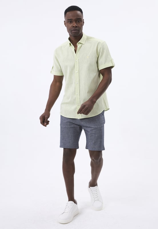 Das Felix Hardy Herren Basic-Hemd – ein zeitloses Essential für jede Garderobe. Gefertigt aus hochwertigem, atmungsaktivem Stoff bietet dieses Hemd ultimativen Komfort und einen gepflegten Look. Dank seines schlichten, minimalistischen Designs mit klassischem Kragen und durchgehender Knopfleiste ist es sowohl für legere als auch formelle Anlässe vielseitig einsetzbar. Die taillierte Passform sorgt für eine elegante Silhouette, während das leichte Material ganztägigen Tragekomfort gewährleistet. Ob lässig mit Jeans oder elegant mit Stoffhosen kombiniert – dieses Basic-Hemd ist die perfekte Grundlage für mühelosen Stil.