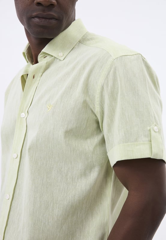 Das Felix Hardy Herren Basic-Hemd – ein zeitloses Essential für jede Garderobe. Gefertigt aus hochwertigem, atmungsaktivem Stoff bietet dieses Hemd ultimativen Komfort und einen gepflegten Look. Dank seines schlichten, minimalistischen Designs mit klassischem Kragen und durchgehender Knopfleiste ist es sowohl für legere als auch formelle Anlässe vielseitig einsetzbar. Die taillierte Passform sorgt für eine elegante Silhouette, während das leichte Material ganztägigen Tragekomfort gewährleistet. Ob lässig mit Jeans oder elegant mit Stoffhosen kombiniert – dieses Basic-Hemd ist die perfekte Grundlage für mühelosen Stil.