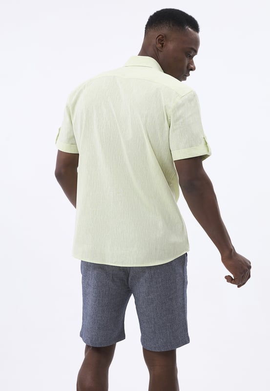 Das Felix Hardy Herren Basic-Hemd – ein zeitloses Essential für jede Garderobe. Gefertigt aus hochwertigem, atmungsaktivem Stoff bietet dieses Hemd ultimativen Komfort und einen gepflegten Look. Dank seines schlichten, minimalistischen Designs mit klassischem Kragen und durchgehender Knopfleiste ist es sowohl für legere als auch formelle Anlässe vielseitig einsetzbar. Die taillierte Passform sorgt für eine elegante Silhouette, während das leichte Material ganztägigen Tragekomfort gewährleistet. Ob lässig mit Jeans oder elegant mit Stoffhosen kombiniert – dieses Basic-Hemd ist die perfekte Grundlage für mühelosen Stil.