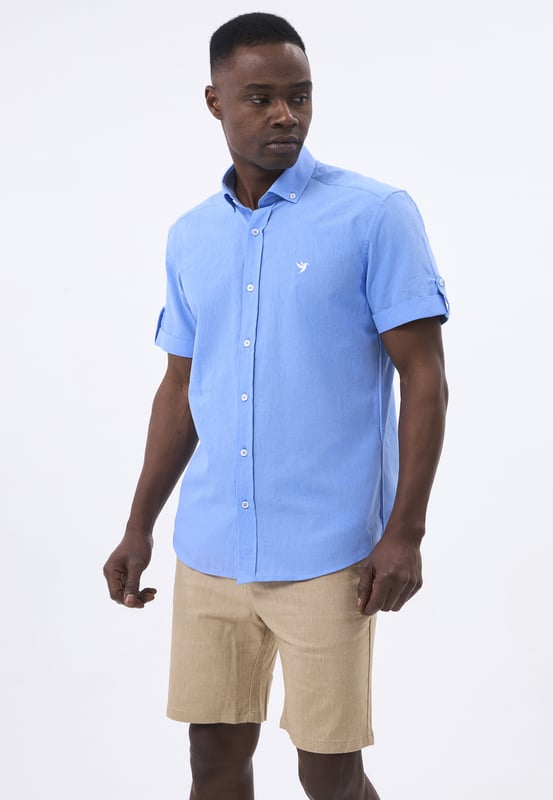 Das Felix Hardy Herren Basic-Hemd – ein zeitloses Essential für jede Garderobe. Gefertigt aus hochwertigem, atmungsaktivem Stoff bietet dieses Hemd ultimativen Komfort und einen gepflegten Look. Dank seines schlichten, minimalistischen Designs mit klassischem Kragen und durchgehender Knopfleiste ist es sowohl für legere als auch formelle Anlässe vielseitig einsetzbar. Die taillierte Passform sorgt für eine elegante Silhouette, während das leichte Material ganztägigen Tragekomfort gewährleistet. Ob lässig mit Jeans oder elegant mit Stoffhosen kombiniert – dieses Basic-Hemd ist die perfekte Grundlage für mühelosen Stil.