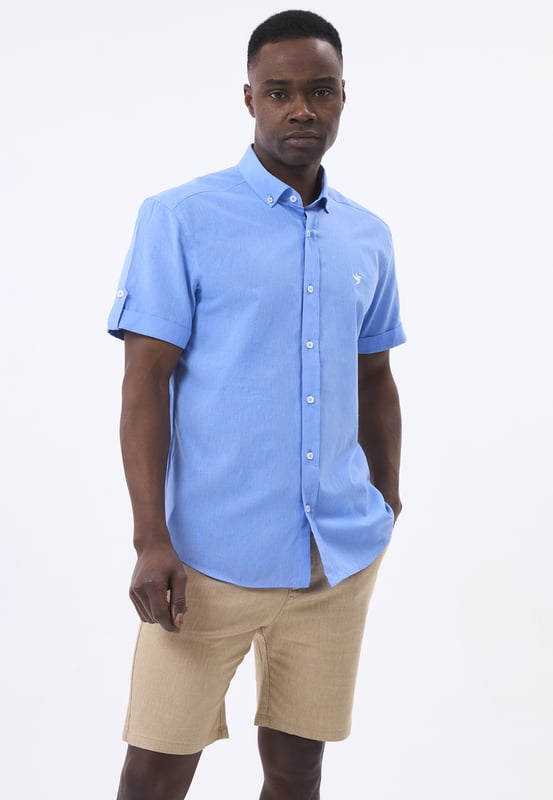 Das Felix Hardy Herren Basic-Hemd – ein zeitloses Essential für jede Garderobe. Gefertigt aus hochwertigem, atmungsaktivem Stoff bietet dieses Hemd ultimativen Komfort und einen gepflegten Look. Dank seines schlichten, minimalistischen Designs mit klassischem Kragen und durchgehender Knopfleiste ist es sowohl für legere als auch formelle Anlässe vielseitig einsetzbar. Die taillierte Passform sorgt für eine elegante Silhouette, während das leichte Material ganztägigen Tragekomfort gewährleistet. Ob lässig mit Jeans oder elegant mit Stoffhosen kombiniert – dieses Basic-Hemd ist die perfekte Grundlage für mühelosen Stil.