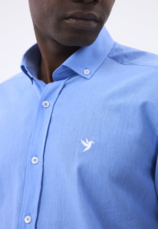 Das Felix Hardy Herren Basic-Hemd – ein zeitloses Essential für jede Garderobe. Gefertigt aus hochwertigem, atmungsaktivem Stoff bietet dieses Hemd ultimativen Komfort und einen gepflegten Look. Dank seines schlichten, minimalistischen Designs mit klassischem Kragen und durchgehender Knopfleiste ist es sowohl für legere als auch formelle Anlässe vielseitig einsetzbar. Die taillierte Passform sorgt für eine elegante Silhouette, während das leichte Material ganztägigen Tragekomfort gewährleistet. Ob lässig mit Jeans oder elegant mit Stoffhosen kombiniert – dieses Basic-Hemd ist die perfekte Grundlage für mühelosen Stil.