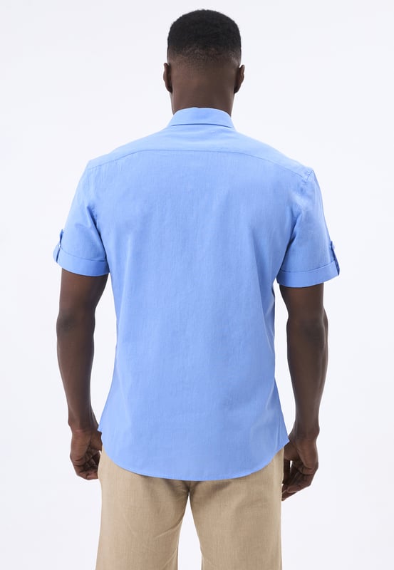 Das Felix Hardy Herren Basic-Hemd – ein zeitloses Essential für jede Garderobe. Gefertigt aus hochwertigem, atmungsaktivem Stoff bietet dieses Hemd ultimativen Komfort und einen gepflegten Look. Dank seines schlichten, minimalistischen Designs mit klassischem Kragen und durchgehender Knopfleiste ist es sowohl für legere als auch formelle Anlässe vielseitig einsetzbar. Die taillierte Passform sorgt für eine elegante Silhouette, während das leichte Material ganztägigen Tragekomfort gewährleistet. Ob lässig mit Jeans oder elegant mit Stoffhosen kombiniert – dieses Basic-Hemd ist die perfekte Grundlage für mühelosen Stil.