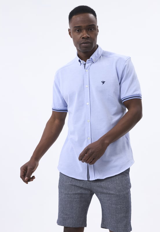 Das Felix Hardy Herren Basic-Hemd ist ein zeitloses Must-have für jede Garderobe. Aus hochwertigem, atmungsaktivem Stoff gefertigt, bietet dieses Hemd höchsten Komfort und einen gepflegten Look. Mit seinem klaren, minimalistischen Design und dem klassischen Kragen sowie der Knopfleiste ist es sowohl für lässige als auch formelle Anlässe vielseitig einsetzbar. Der taillierte Schnitt sorgt für eine schlanke Silhouette, während das leichte Material ganztägigen Tragekomfort bietet. Ob kombiniert mit Jeans oder elegant mit Hosen getragen, dieses Basic-Hemd bildet die perfekte Grundlage für mühelosen Stil.