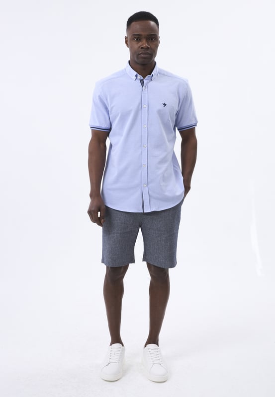 Das Felix Hardy Herren Basic-Hemd ist ein zeitloses Must-have für jede Garderobe. Aus hochwertigem, atmungsaktivem Stoff gefertigt, bietet dieses Hemd höchsten Komfort und einen gepflegten Look. Mit seinem klaren, minimalistischen Design und dem klassischen Kragen sowie der Knopfleiste ist es sowohl für lässige als auch formelle Anlässe vielseitig einsetzbar. Der taillierte Schnitt sorgt für eine schlanke Silhouette, während das leichte Material ganztägigen Tragekomfort bietet. Ob kombiniert mit Jeans oder elegant mit Hosen getragen, dieses Basic-Hemd bildet die perfekte Grundlage für mühelosen Stil.