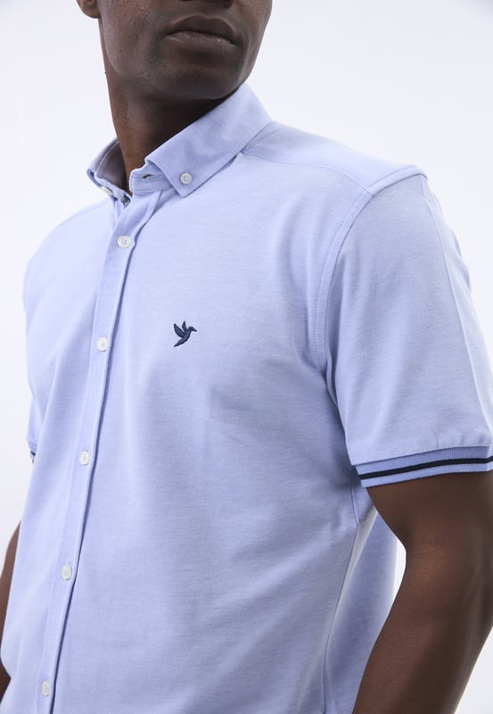 Das Felix Hardy Herren Basic-Hemd ist ein zeitloses Must-have für jede Garderobe. Aus hochwertigem, atmungsaktivem Stoff gefertigt, bietet dieses Hemd höchsten Komfort und einen gepflegten Look. Mit seinem klaren, minimalistischen Design und dem klassischen Kragen sowie der Knopfleiste ist es sowohl für lässige als auch formelle Anlässe vielseitig einsetzbar. Der taillierte Schnitt sorgt für eine schlanke Silhouette, während das leichte Material ganztägigen Tragekomfort bietet. Ob kombiniert mit Jeans oder elegant mit Hosen getragen, dieses Basic-Hemd bildet die perfekte Grundlage für mühelosen Stil.
