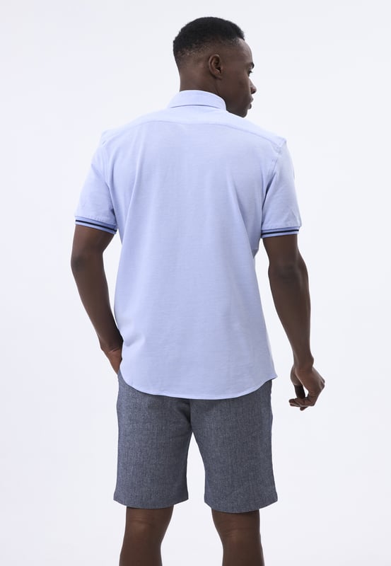 Das Felix Hardy Herren Basic-Hemd ist ein zeitloses Must-have für jede Garderobe. Aus hochwertigem, atmungsaktivem Stoff gefertigt, bietet dieses Hemd höchsten Komfort und einen gepflegten Look. Mit seinem klaren, minimalistischen Design und dem klassischen Kragen sowie der Knopfleiste ist es sowohl für lässige als auch formelle Anlässe vielseitig einsetzbar. Der taillierte Schnitt sorgt für eine schlanke Silhouette, während das leichte Material ganztägigen Tragekomfort bietet. Ob kombiniert mit Jeans oder elegant mit Hosen getragen, dieses Basic-Hemd bildet die perfekte Grundlage für mühelosen Stil.