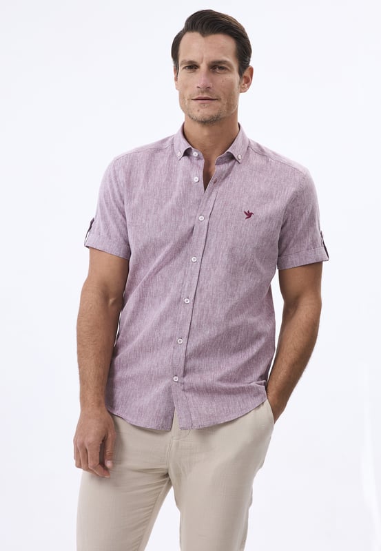 Das Felix Hardy Herren Basic-Hemd – ein zeitloses Essential für jede Garderobe. Gefertigt aus hochwertigem, atmungsaktivem Stoff bietet dieses Hemd ultimativen Komfort und einen gepflegten Look. Dank seines schlichten, minimalistischen Designs mit klassischem Kragen und durchgehender Knopfleiste ist es sowohl für legere als auch formelle Anlässe vielseitig einsetzbar. Die taillierte Passform sorgt für eine elegante Silhouette, während das leichte Material ganztägigen Tragekomfort gewährleistet. Ob lässig mit Jeans oder elegant mit Stoffhosen kombiniert – dieses Basic-Hemd ist die perfekte Grundlage für mühelosen Stil.