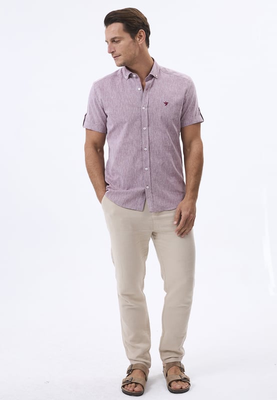 Das Felix Hardy Herren Basic-Hemd – ein zeitloses Essential für jede Garderobe. Gefertigt aus hochwertigem, atmungsaktivem Stoff bietet dieses Hemd ultimativen Komfort und einen gepflegten Look. Dank seines schlichten, minimalistischen Designs mit klassischem Kragen und durchgehender Knopfleiste ist es sowohl für legere als auch formelle Anlässe vielseitig einsetzbar. Die taillierte Passform sorgt für eine elegante Silhouette, während das leichte Material ganztägigen Tragekomfort gewährleistet. Ob lässig mit Jeans oder elegant mit Stoffhosen kombiniert – dieses Basic-Hemd ist die perfekte Grundlage für mühelosen Stil.