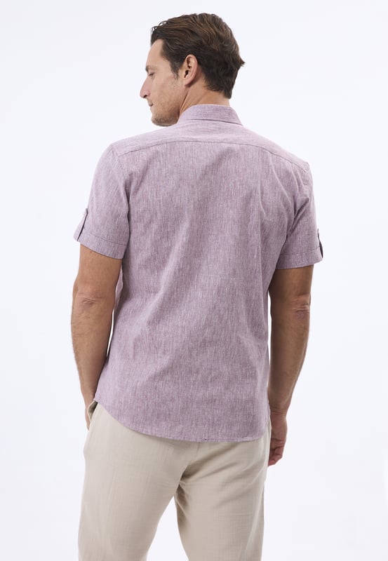 Das Felix Hardy Herren Basic-Hemd – ein zeitloses Essential für jede Garderobe. Gefertigt aus hochwertigem, atmungsaktivem Stoff bietet dieses Hemd ultimativen Komfort und einen gepflegten Look. Dank seines schlichten, minimalistischen Designs mit klassischem Kragen und durchgehender Knopfleiste ist es sowohl für legere als auch formelle Anlässe vielseitig einsetzbar. Die taillierte Passform sorgt für eine elegante Silhouette, während das leichte Material ganztägigen Tragekomfort gewährleistet. Ob lässig mit Jeans oder elegant mit Stoffhosen kombiniert – dieses Basic-Hemd ist die perfekte Grundlage für mühelosen Stil.
