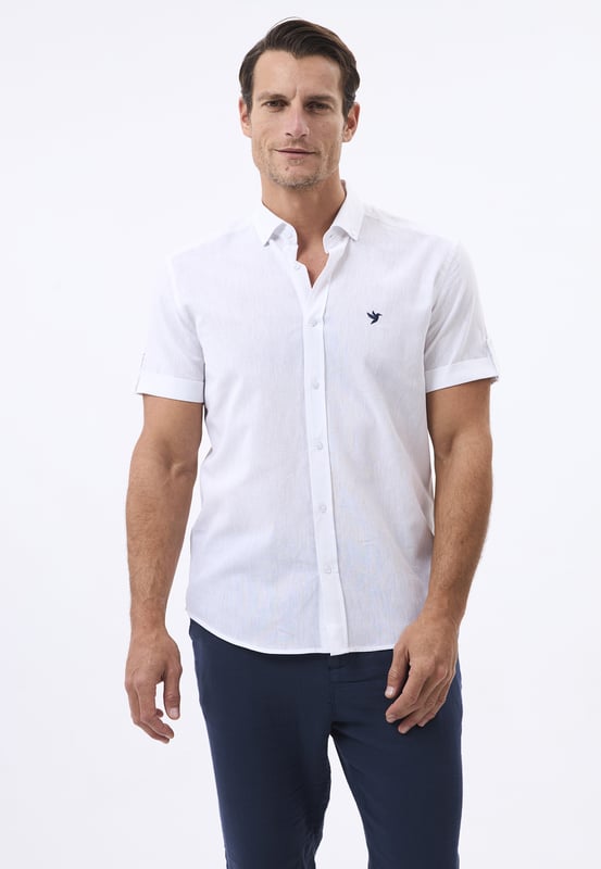 Das Felix Hardy Herren Basic-Hemd – ein zeitloses Essential für jede Garderobe. Gefertigt aus hochwertigem, atmungsaktivem Stoff bietet dieses Hemd ultimativen Komfort und einen gepflegten Look. Dank seines schlichten, minimalistischen Designs mit klassischem Kragen und durchgehender Knopfleiste ist es sowohl für legere als auch formelle Anlässe vielseitig einsetzbar. Die taillierte Passform sorgt für eine elegante Silhouette, während das leichte Material ganztägigen Tragekomfort gewährleistet. Ob lässig mit Jeans oder elegant mit Stoffhosen kombiniert – dieses Basic-Hemd ist die perfekte Grundlage für mühelosen Stil.
