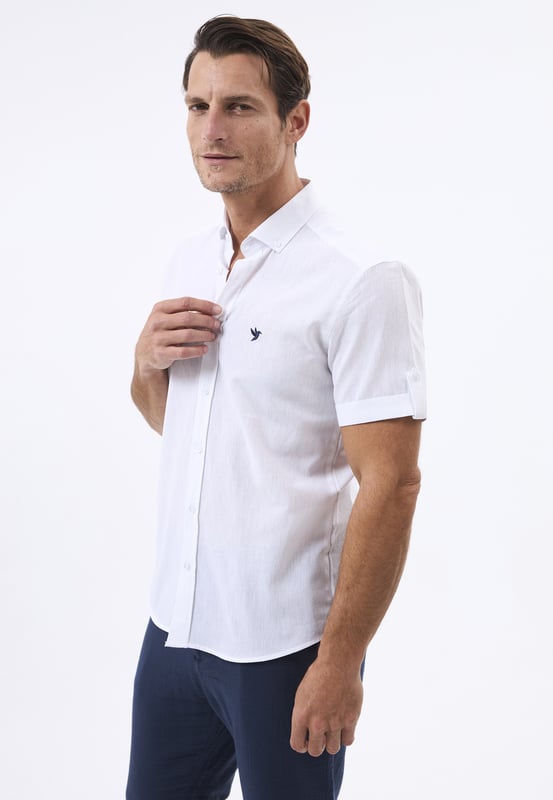 Das Felix Hardy Herren Basic-Hemd – ein zeitloses Essential für jede Garderobe. Gefertigt aus hochwertigem, atmungsaktivem Stoff bietet dieses Hemd ultimativen Komfort und einen gepflegten Look. Dank seines schlichten, minimalistischen Designs mit klassischem Kragen und durchgehender Knopfleiste ist es sowohl für legere als auch formelle Anlässe vielseitig einsetzbar. Die taillierte Passform sorgt für eine elegante Silhouette, während das leichte Material ganztägigen Tragekomfort gewährleistet. Ob lässig mit Jeans oder elegant mit Stoffhosen kombiniert – dieses Basic-Hemd ist die perfekte Grundlage für mühelosen Stil.