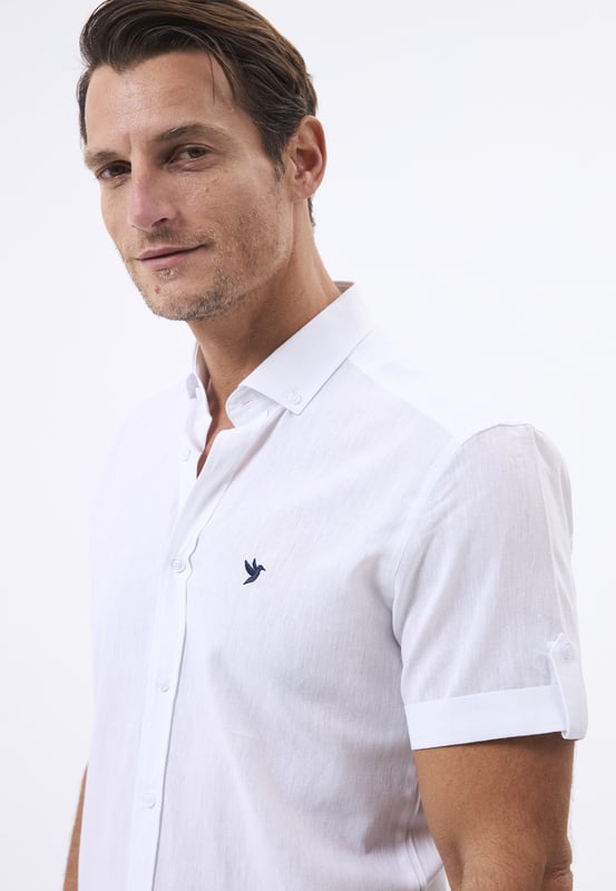 Das Felix Hardy Herren Basic-Hemd – ein zeitloses Essential für jede Garderobe. Gefertigt aus hochwertigem, atmungsaktivem Stoff bietet dieses Hemd ultimativen Komfort und einen gepflegten Look. Dank seines schlichten, minimalistischen Designs mit klassischem Kragen und durchgehender Knopfleiste ist es sowohl für legere als auch formelle Anlässe vielseitig einsetzbar. Die taillierte Passform sorgt für eine elegante Silhouette, während das leichte Material ganztägigen Tragekomfort gewährleistet. Ob lässig mit Jeans oder elegant mit Stoffhosen kombiniert – dieses Basic-Hemd ist die perfekte Grundlage für mühelosen Stil.
