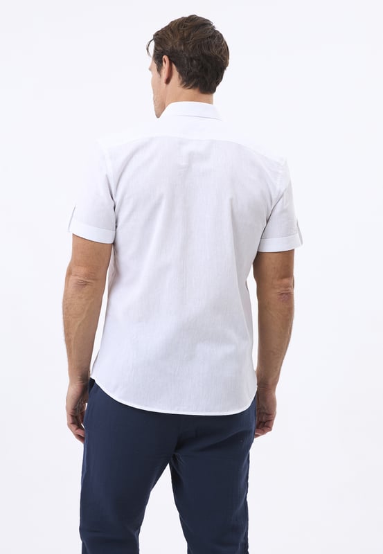 Das Felix Hardy Herren Basic-Hemd – ein zeitloses Essential für jede Garderobe. Gefertigt aus hochwertigem, atmungsaktivem Stoff bietet dieses Hemd ultimativen Komfort und einen gepflegten Look. Dank seines schlichten, minimalistischen Designs mit klassischem Kragen und durchgehender Knopfleiste ist es sowohl für legere als auch formelle Anlässe vielseitig einsetzbar. Die taillierte Passform sorgt für eine elegante Silhouette, während das leichte Material ganztägigen Tragekomfort gewährleistet. Ob lässig mit Jeans oder elegant mit Stoffhosen kombiniert – dieses Basic-Hemd ist die perfekte Grundlage für mühelosen Stil.