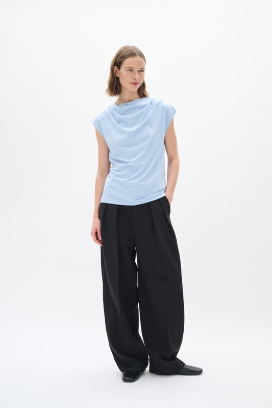 Fijne was 30°, niet bleken, niet in de droger drogen, Liggend laten drogen., koud strijken max. 110° C, Droogreiniging  59% Viscose,36% Polyamide,5% Elastaan