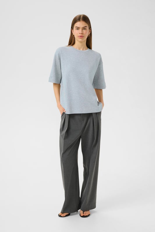 Relaxed fit,Drop shoulder  Schonwäsche 30°, Nicht bleichen, Nicht im Trockner trocknen, Liegend trocken., Kalt bügeln max. 110° C, Trockenreinigung  53% Viskose,42% Polyester,5% Elasthan