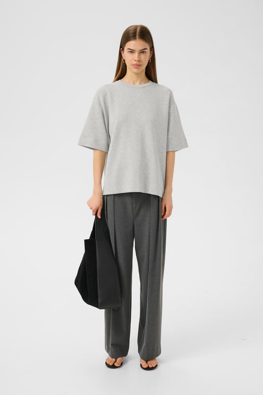 Relaxed fit,Drop shoulder  Schonwäsche 30°, Nicht bleichen, Nicht im Trockner trocknen, Liegend trocken., Kalt bügeln max. 110° C, Trockenreinigung  53% Viskose,42% Polyester,5% Elasthan