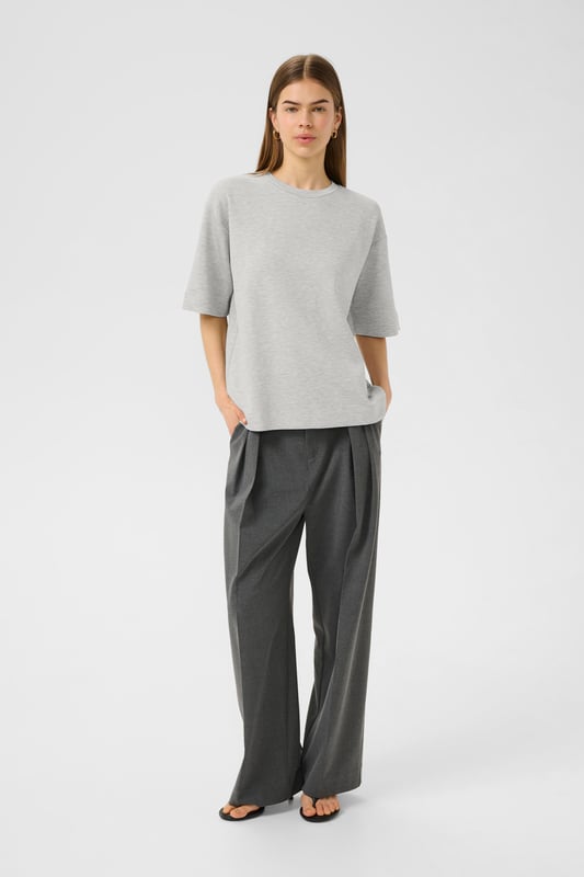 Relaxed fit,Drop shoulder  Schonwäsche 30°, Nicht bleichen, Nicht im Trockner trocknen, Liegend trocken., Kalt bügeln max. 110° C, Trockenreinigung  53% Viskose,42% Polyester,5% Elasthan