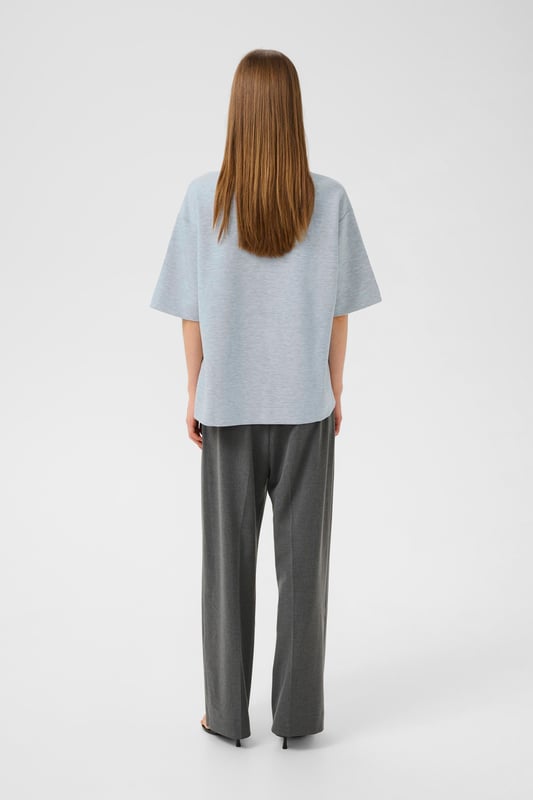 Relaxed fit,Drop shoulder  Schonwäsche 30°, Nicht bleichen, Nicht im Trockner trocknen, Liegend trocken., Kalt bügeln max. 110° C, Trockenreinigung  53% Viskose,42% Polyester,5% Elasthan