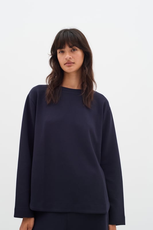 Relaxed fit,Lange mouwen  Fijne was 30°, niet bleken, niet in de droger drogen, Liggend laten drogen., koud strijken max. 110° C, Droogreiniging  51% Modal (TENCEL™),42% Polyester,7% Elastaan